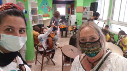 Muziekles op Escola Angela Roca.