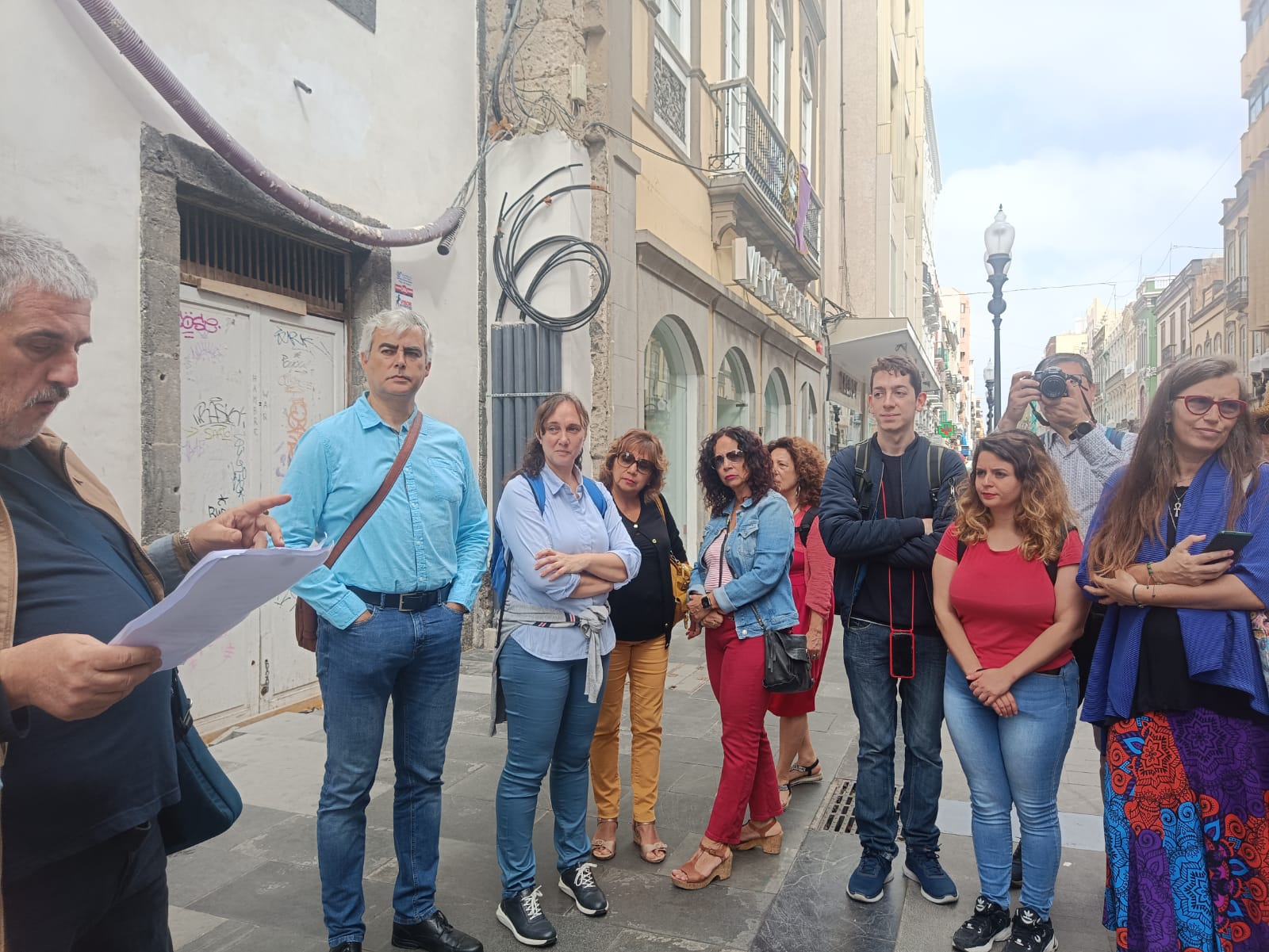lezione per le strade della città con gli studenti .