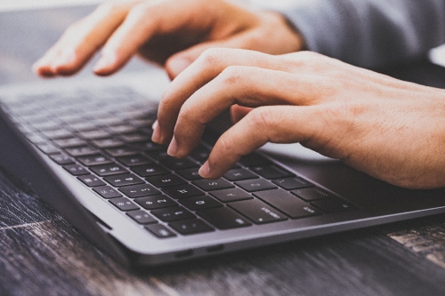 Devostocktechnologyhandslaptopofficekeyboard4k-id174838-500x333