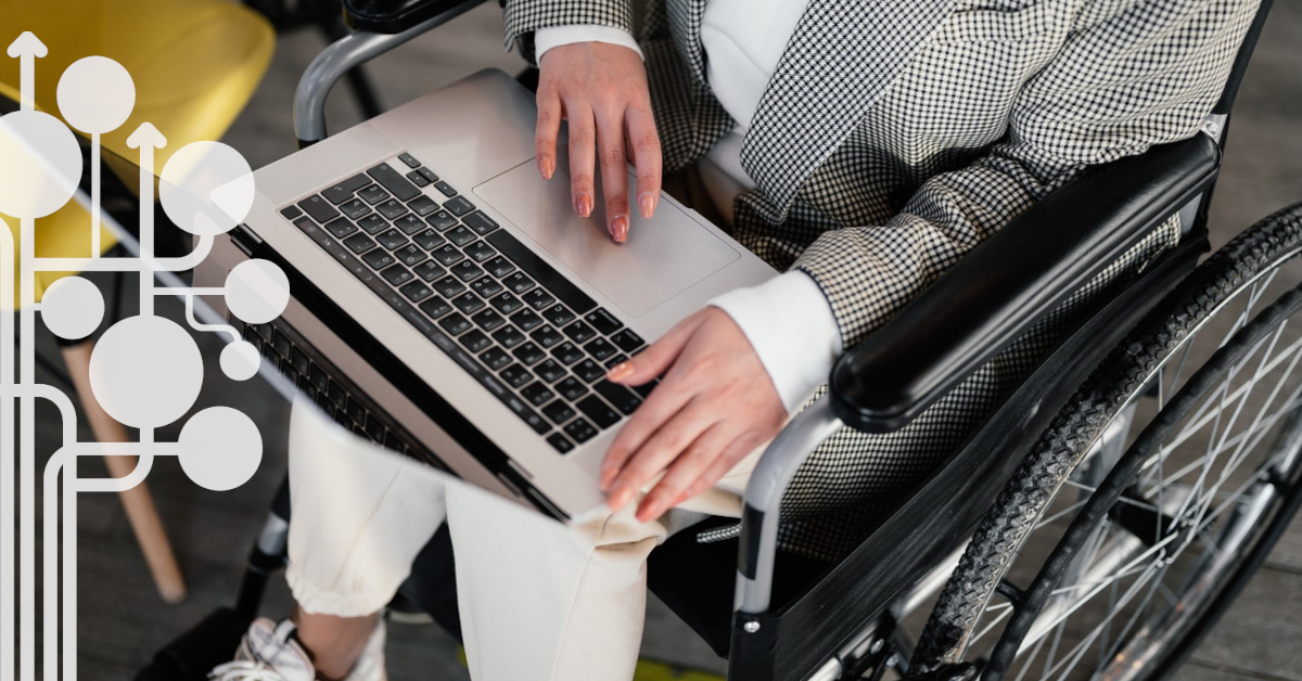 Kobieta siedząca na wózku inwalidzkim trzyma otwartego laptopa.