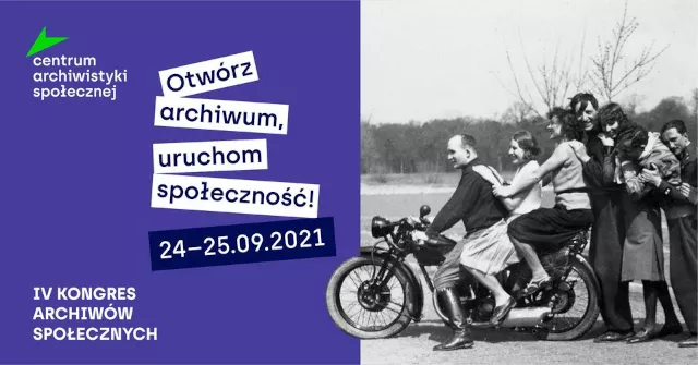 IV Kongres CAS Po prawej stronie czarno-białe stare zdjęcie przedstawiające trzy osoby na motorze i stojące tuż ...
