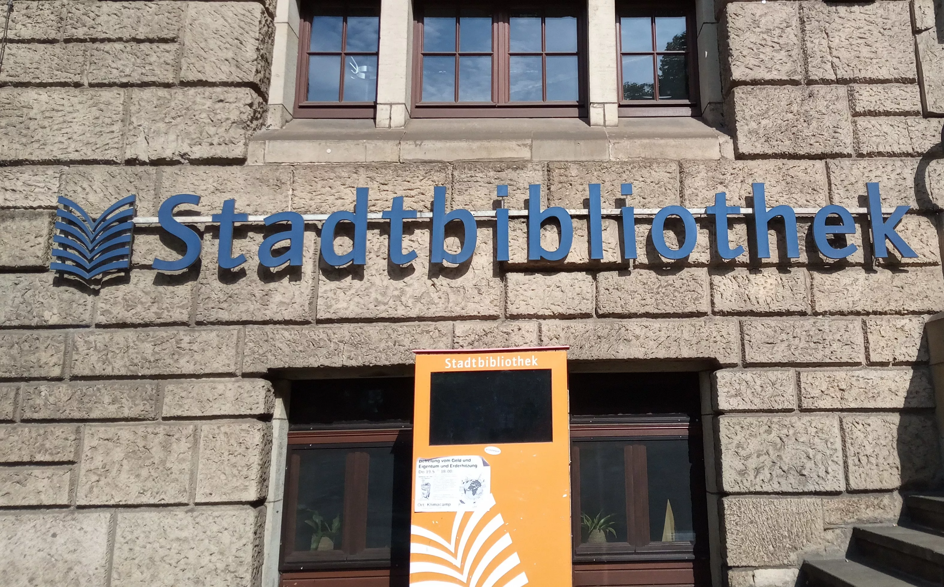 Napis Stadtbibliothek na budynku biblioteki miejskiej w Bremie.