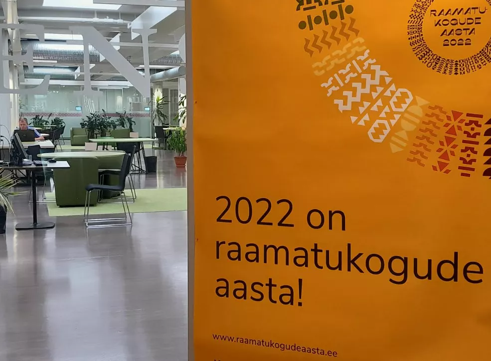 Plakat raamatukogus "2022 on raamatukogude aasta!".