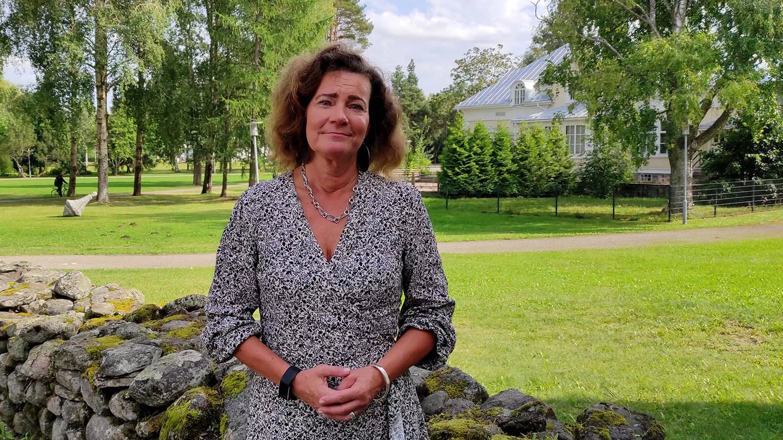 Rehtori Päivi Majoinen kuvattuna kulttuurikeskus Poleenin takapihalla.