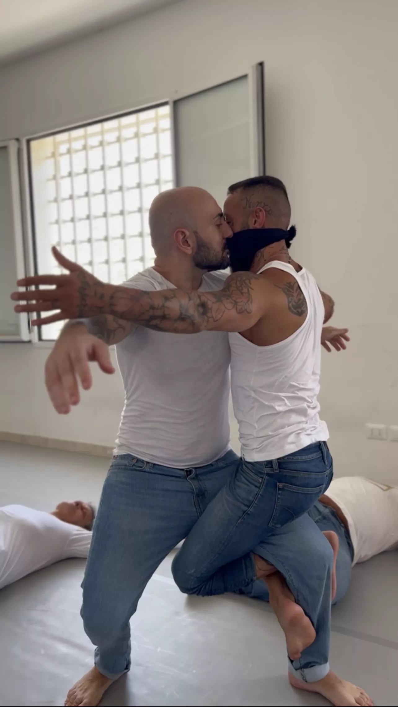 I detenuti del corso di formazione internazionale per danzatori IN SINCRO abbattono i pregiudizi e i muri della vergogna I detenuti del corso di formazione internazionale per danzatori IN SINCRO abbattono i pregiudizi ...