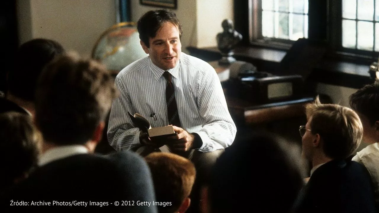 Robin Williams w kadrze z filmu prowadzi inspirującą lekcję dla swoich uczniów.