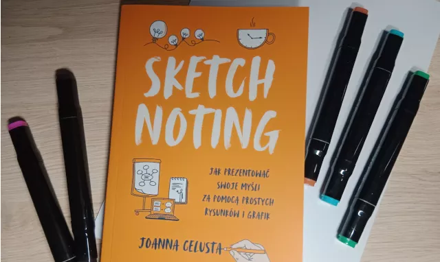 Książka "Sketchnoting. Jak prezentować swoje myśli za pomocą prostych rysunków i grafik" leży na ...
