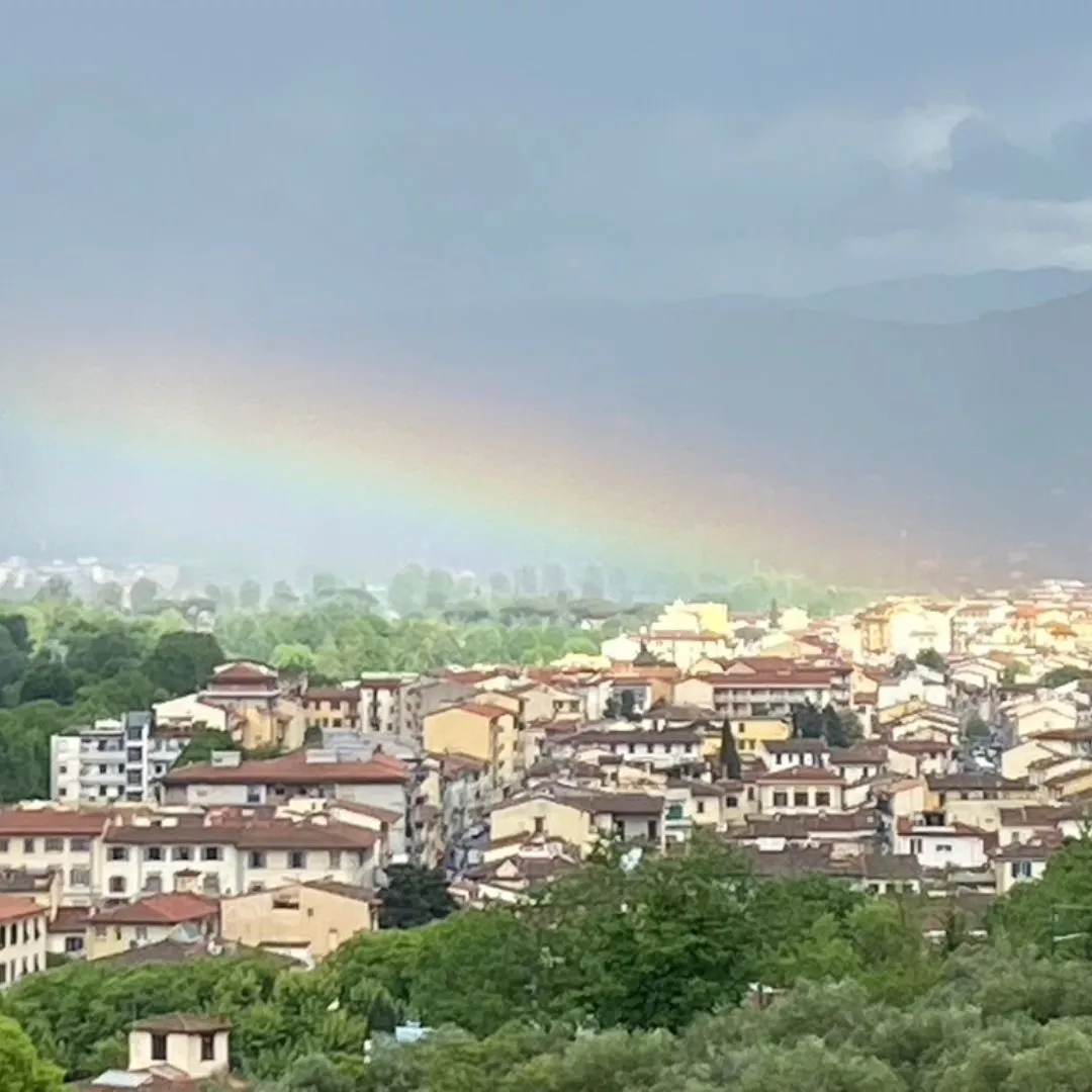 panorama Florencji widok na Florencję z tęczą w tle.