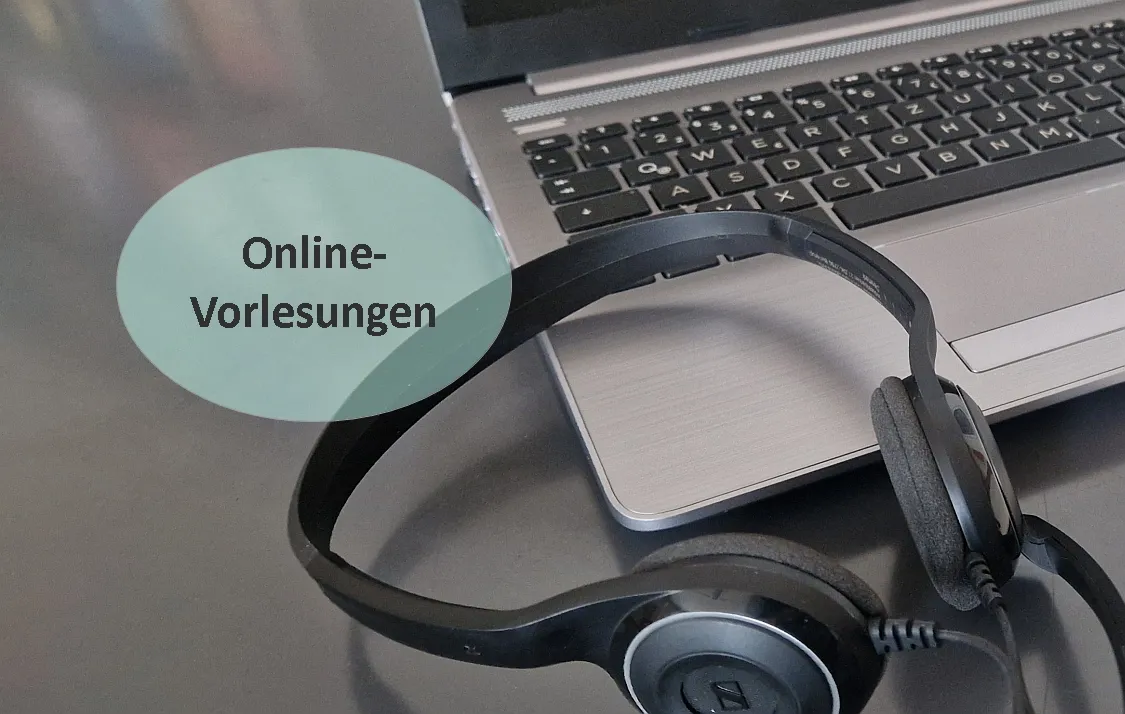 Online-Vorlesung Notebook mit Kopfhörer.