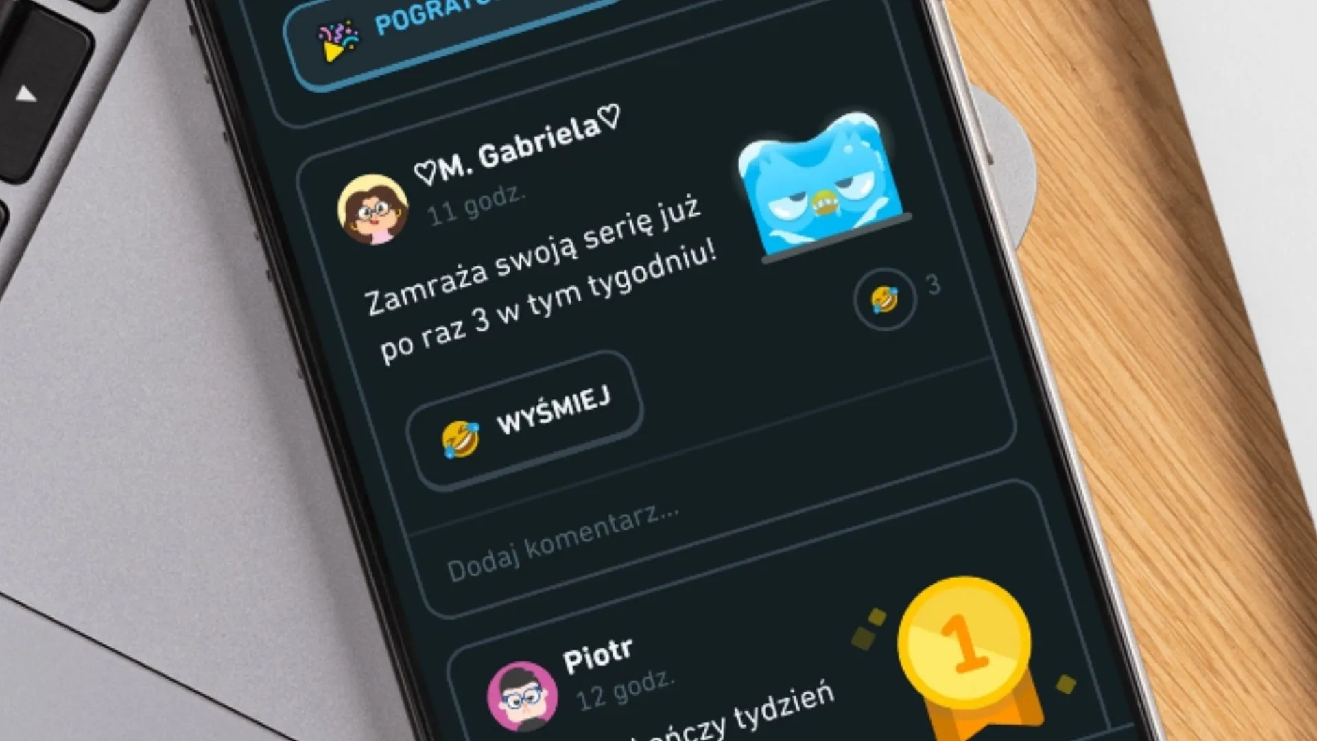 Ekran applikacji Duolingo z widoczną opcją Wyśmiej.