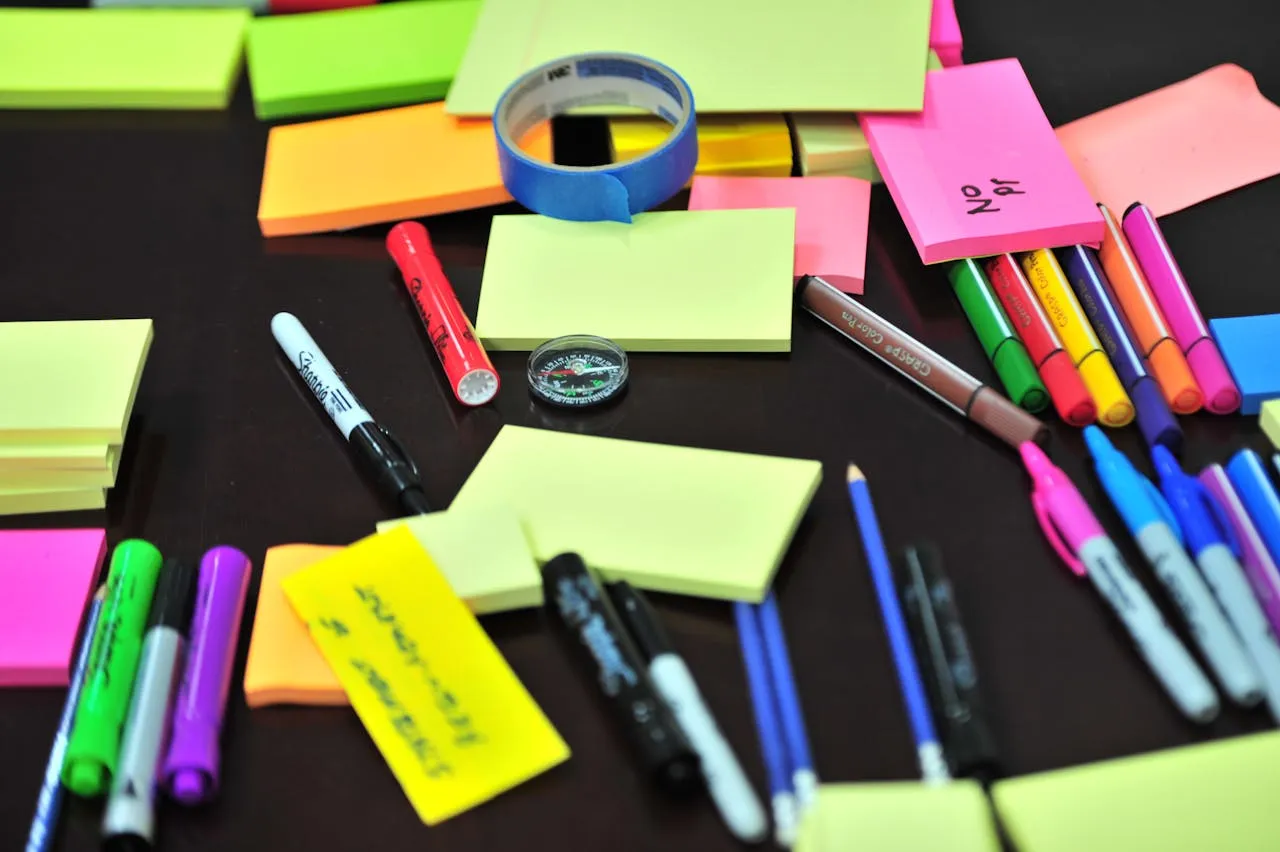 Post it-lappar och pennor .