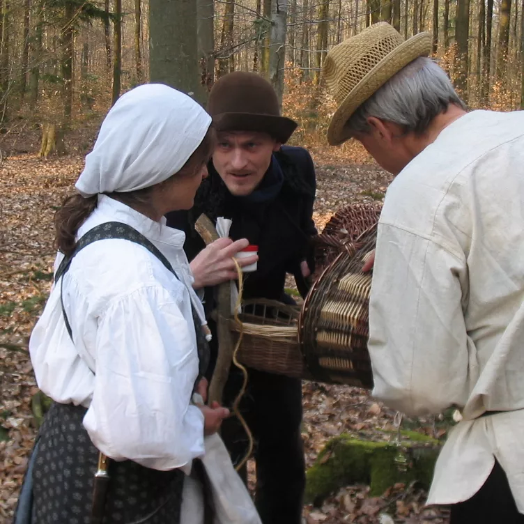 Kulturinterpretation als Rolleninterpretation Personen in historischen Kostümen stellen eine Situation nach.
