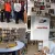 Ludzie stoja w bibliotece.