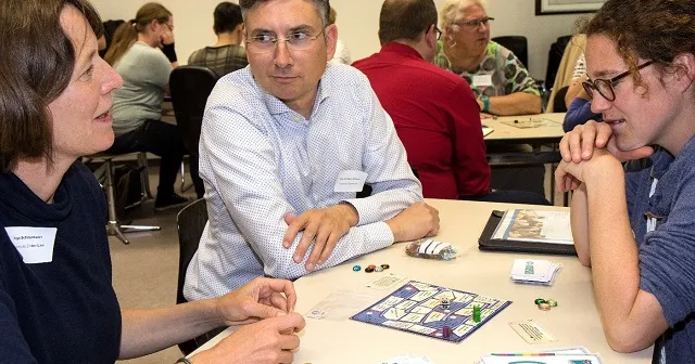Menschen, die das Spiel Identitätenlotto spielen.