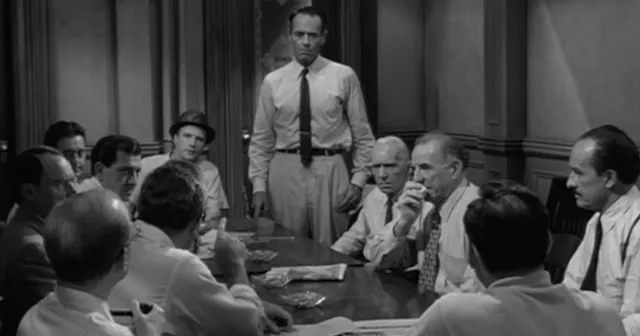 Fot. Kadr z filmu „Dwunastu gniewnych ludzi” w reż. S. Lumeta (1959).