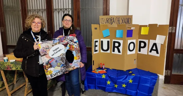 due ambasciatrici erasmus + educazione degli adulti in posa all'angolo dedicato a Epale.