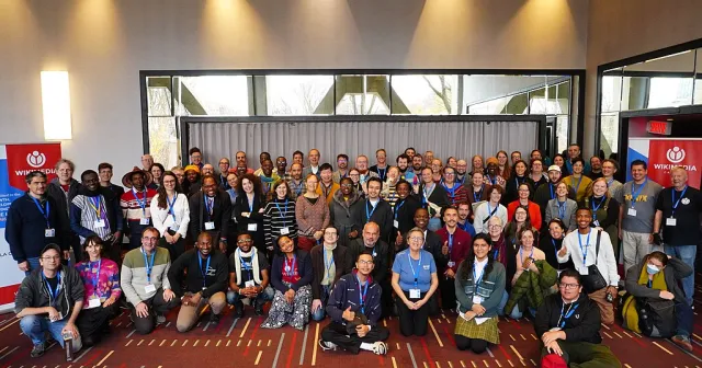 Photo de groupe WikiConvention francophone 2024.