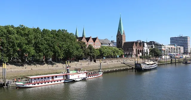 Blick auf Bremer Flussufer an der Weser.