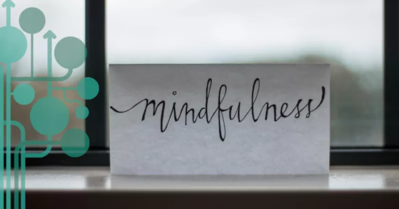 kartka z napisem mindfulness.