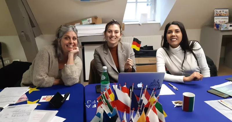 Les 3 participantes lors de leur débriefing à la Maison de l'Europe des Yvelines.
