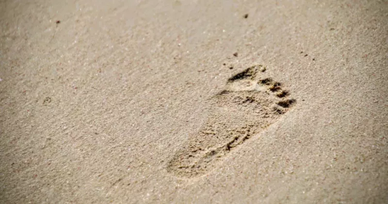 ślad stopy na piasku.