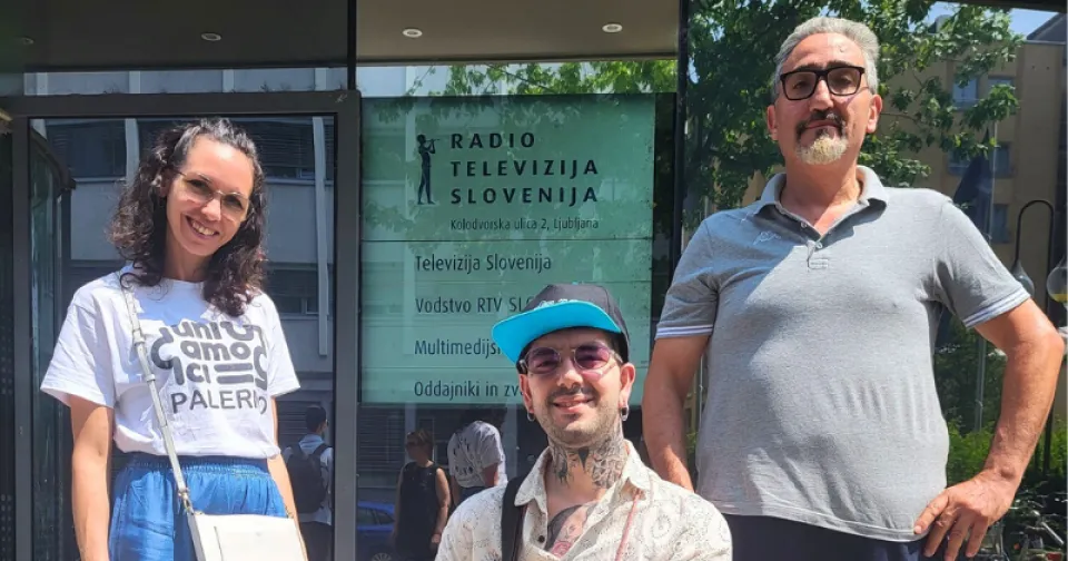 L'immagine mostra due unomi e una donna, davanti la sede di TRV Slovenia.