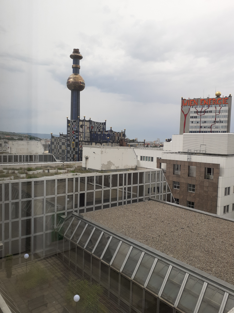 Widok z okna na spalarnię odpadów w Wiedniu projektu Hundertwassera