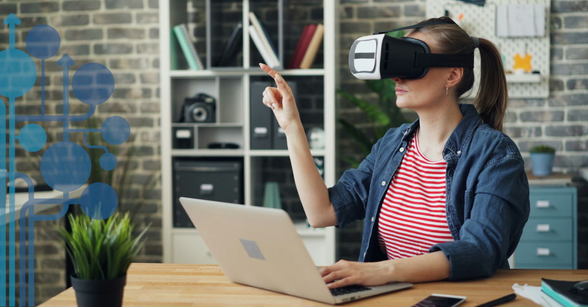 Kobieta przed laptopem w okularach VR