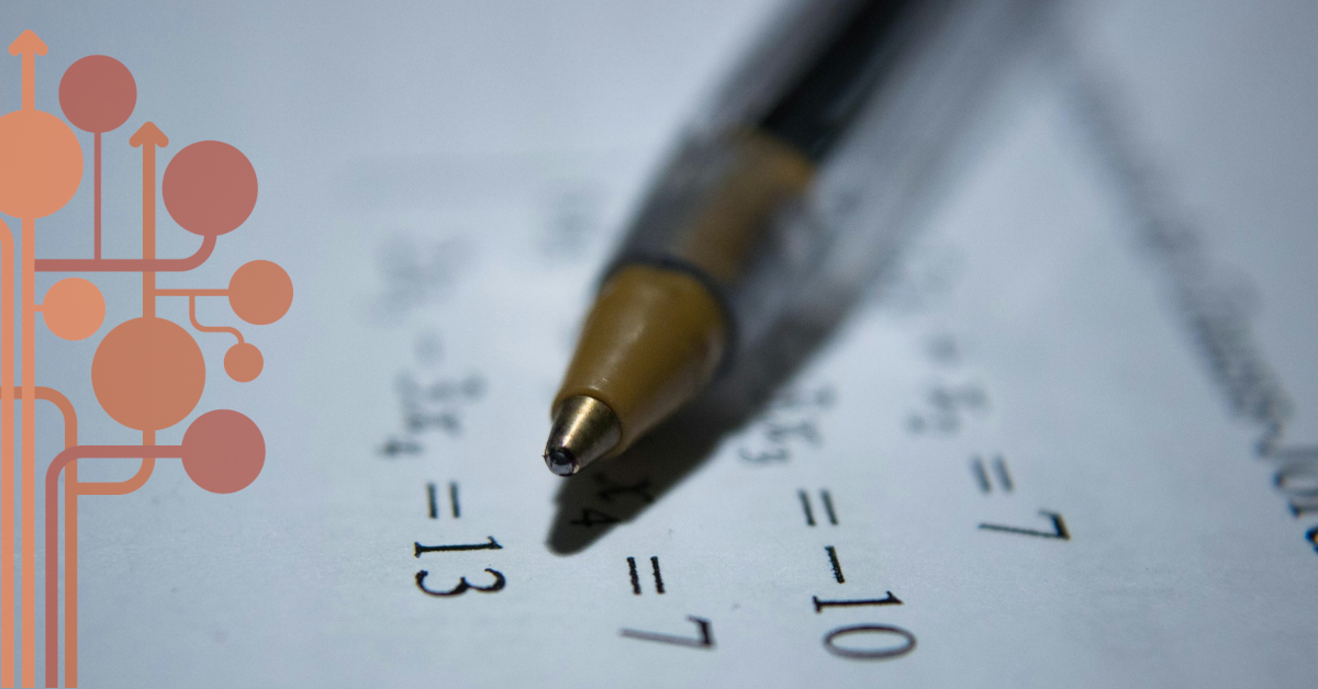 długopis na leżący na kartce z równaniami matematycznymi